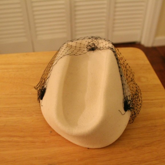 Women's Vintage Pill Box Hat with netting - Picture 2 of 3